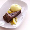 Apelsinchokladkaka med apelsinsorbet och passionsfruktss
